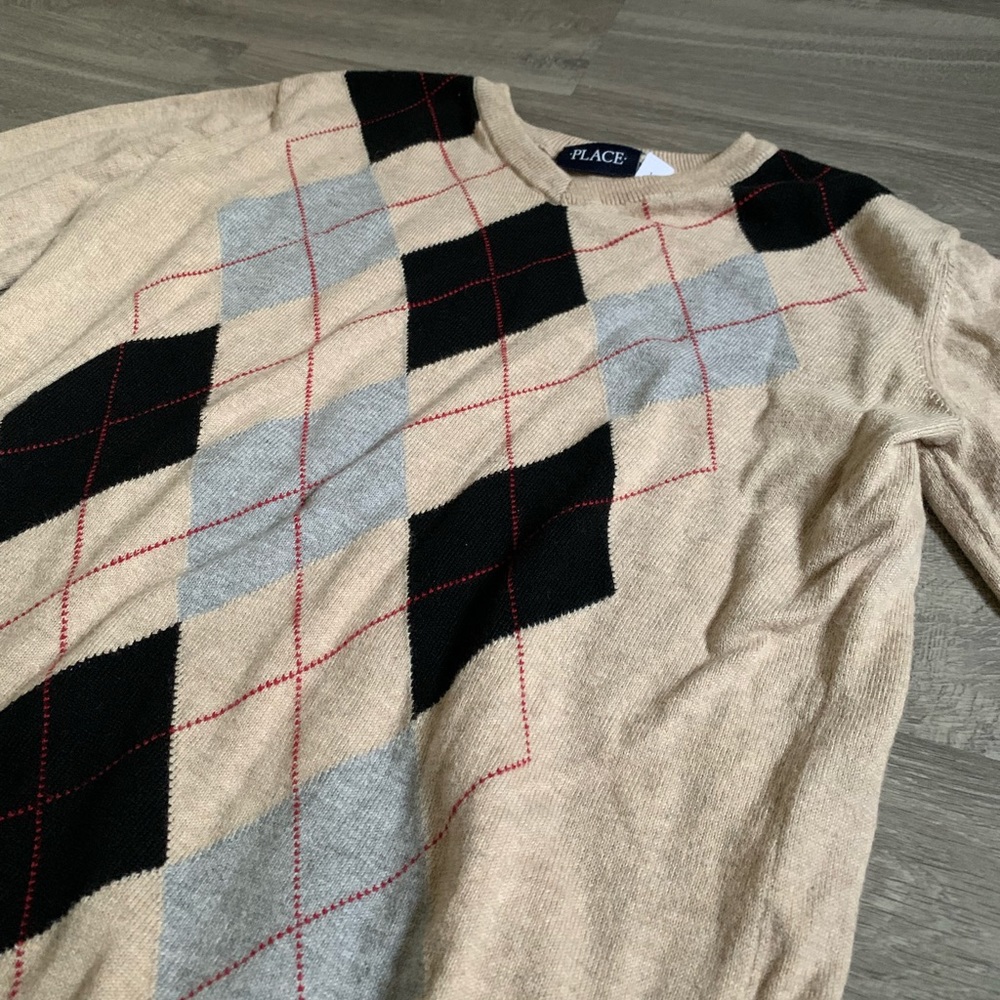 A beige ARGYLE SWEATER!!